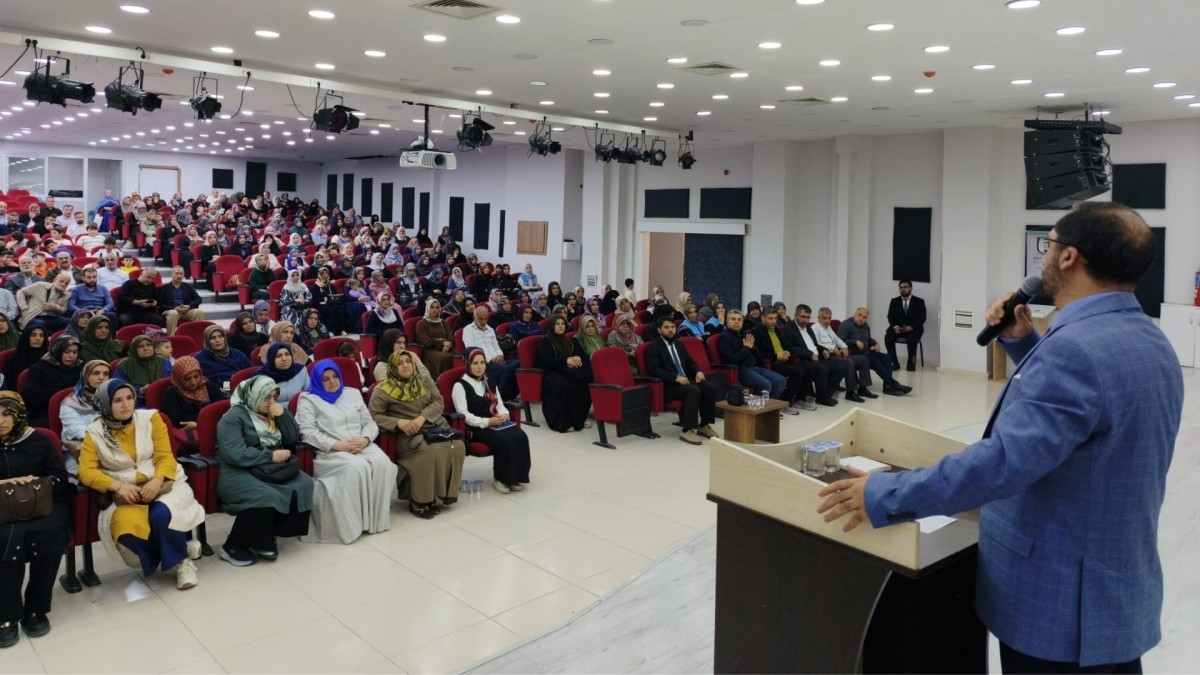 Aile Haftasında “Bilinçli İnternet Kullanımı” Konferansı