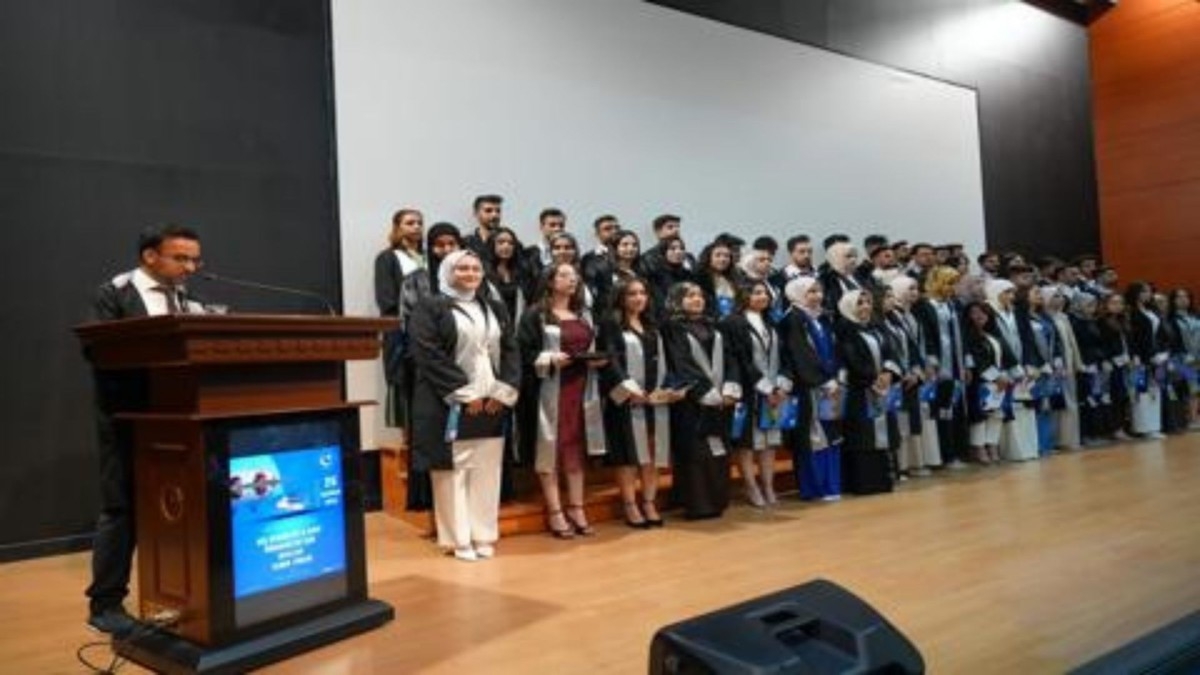 Diş Hekimliği Fakültesi'nde Mezuniyet ve Yemin Heyecanı