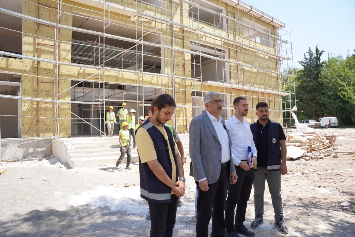 Başkan Hallaç Gençlik Merkezi İnşaatını Yerinde İnceledi